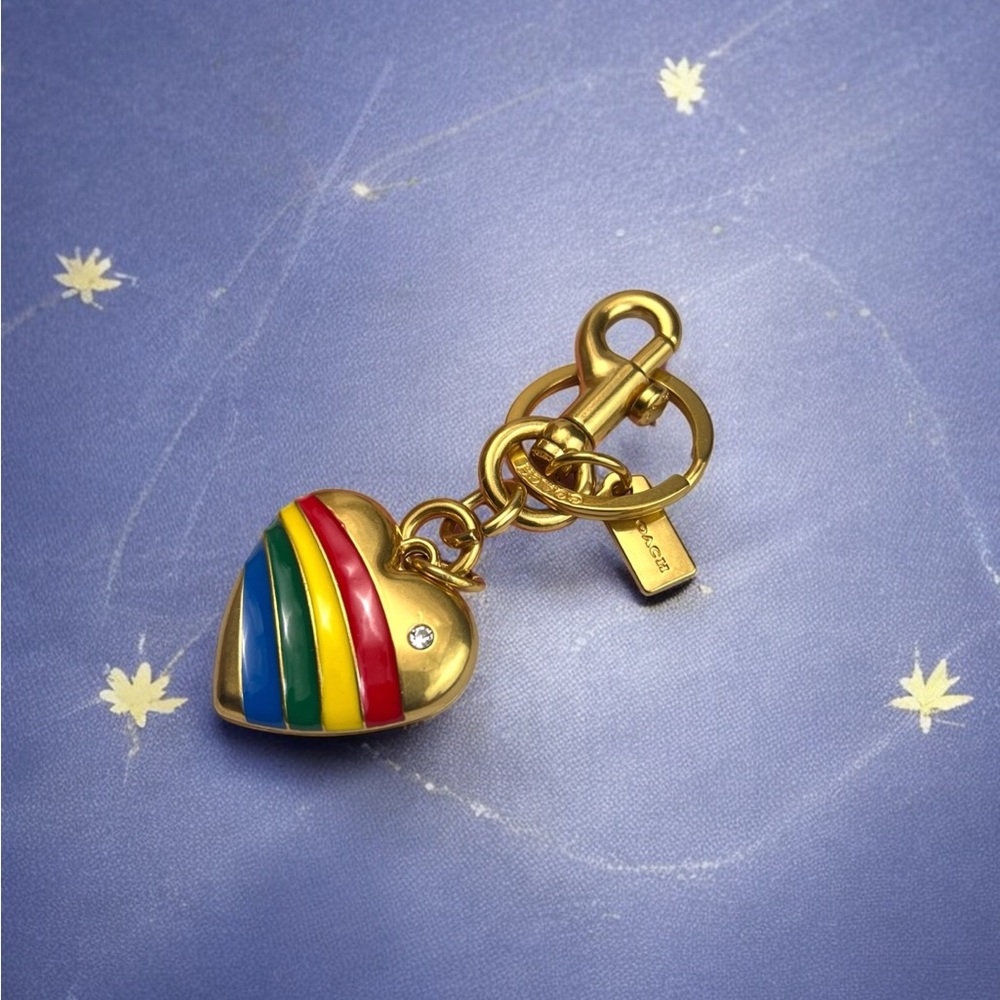 🎍Gold Heart Keychain with Rainbow Stripes - Picture 3 of 8